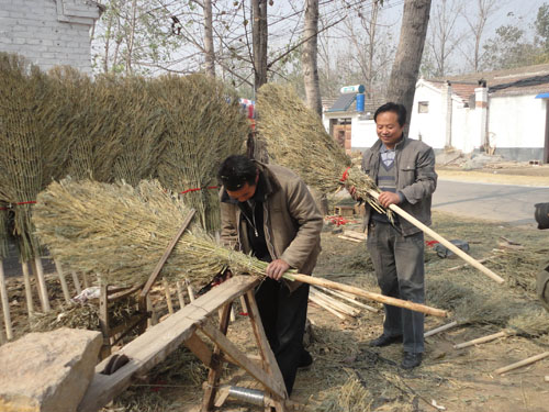 社员加工扫帚